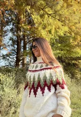 Sweater de lana color crema con cuello alto y diseño geométrico en tonos verde y bordó. Tejido a mano.