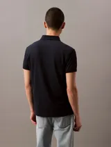 Chomba de piqué de algodón color azul marino, corte regular, con cuello clásico y tapeta de dos botones. Logo de la marca bordado en el pecho.