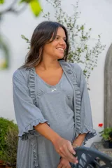 Bata kimono gris claro de algodón con volados en mangas y ruedo. Tiene mangas al codo y lazo de algodón para ajustar en la cintura.