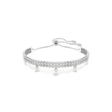 Pulsera plateada con doble hilera de cristales Swarovski y perlas colgantes. Cierre ajustable con bola deslizante.