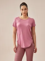 Remera deportiva color rosa con cuello redondo y mangas cortas.