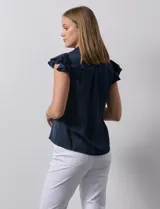 Camisa azul de satén, marca Alex & Lili. Cuello a la base con solapa, escote en V, apertura central con botones y sisa con volados.