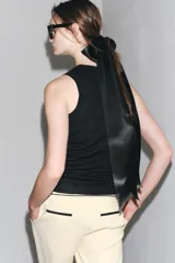 Top negro de punto liso, cuello redondo y sisa.