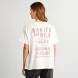 Camiseta color crudo de corte recto y mangas cortas con dobladillo. Estampado frontal con la frase "Wanted Bandita" en color rojo.