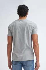 Remera gris claro de manga corta y cuello redondo.