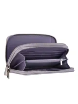 Monedero rojo de simil cuero con doble cierre metálico y logo Terrano en el frente.