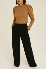 Sweater corto fucsia de lanilla, con cuello alto y mangas largas abullonadas.