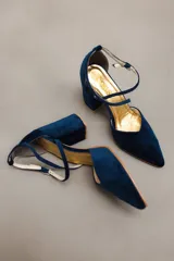 Zapato de gamuza azul marino con escote en V, tiras cruzadas diagonales y taco cuadrado de 8cm.