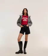 Remera baby look roja de algodón con estampa frontal con la frase "Chill Vibes California Season Sporty" en color blanco.