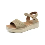 Sandalias color beige con plataforma baja, tira ancha sobre los dedos con perforaciones y pulsera al tobillo con hebilla dorada.
