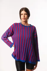 Buzo de punto con franjas en rojo y azul, de corte relajado y manga larga.