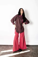 Camisa marrón con bordado calado, cuello clásico y detalles en fucsia en cuello, bolsillo y puños.