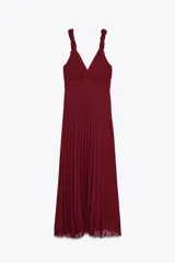 Vestido midi color borgoña con escote en V, tirantes anchos con detalle de nudo y falda plisada. Cierre trasero con cremallera oculta.