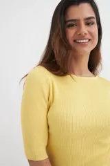 Sweater amarillo de tejido de punto acanalado, con cuello bote y mangas 3/4.