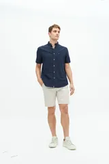 Camisa de lino y algodón azul marino, de manga corta, con fit regular y logo bordado en el pecho.