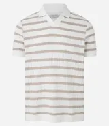 Remera polo de hombre con rayas horizontales color crudo y beige, con textura efecto ganchillo. Corte regular, cuello inglés sin botones y mangas cortas.