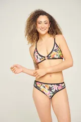 Bombacha vedetina estampada con flores de colores, con cintura y contorno de pierna con elástico negro.