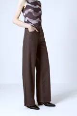 Pantalón de jean negro de corte wide leg y tiro alto.