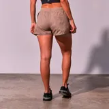 Short deportivo de mujer, color marrón claro, con cintura elástica y corte holgado.