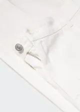 Pantalón de jeans blanco de corte recto y tiro medio, con bolsillos laterales y traseros, trabillas y cierre de cremallera con botón.