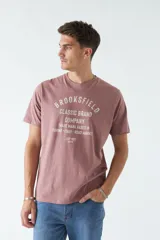 Remera de hombre azul marino con estampado frontal de la marca Brookfield en color celeste.