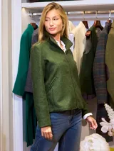 Campera corta de paño verde oscuro con cierre frontal, cuello alto y corte ligeramente acampanado.