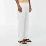 Pantalón blanco de corte recto y estilo casual, con múltiples bolsillos y cierre frontal con botón y cremallera.