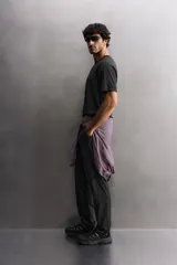 Camiseta deportiva negra de tejido técnico ligero con perforaciones, cuello redondo y manga corta.