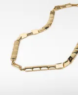 Collar largo dorado con piezas metálicas cuadradas y cierre de mosquetón.