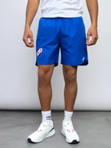 Short de entrenamiento azul con detalles tricolor y escudo del Club Nacional de Football.