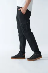 Pantalón cargo de hombre color verde militar, corte regular, con dos bolsillos laterales y logo bordado.