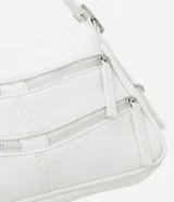 Bolso baguette pequeño de cuero sintético negro con correa fina ajustable, cierre de cremallera y detalles de cremalleras decorativas.