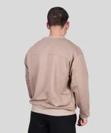 Buzo negro de cuello redondo, sin felpa, con bordado en la manga.