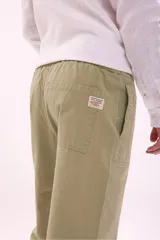 Pantalón de corte recto color beige con cintura ajustable con cordón.