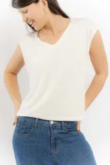Remera color crudo con escote en V y mangas cortas.