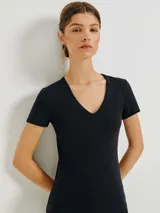 Camiseta rosa de manga corta con cuello en V y corte entallado.