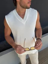 Chaleco de hilo blanco con escote en V.