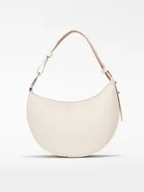 Bolso de hombro tipo baguette color crema, con textura granulada y asa corta regulable.