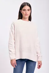 Buzo de tejido de punto color crudo, con cuello redondo y manga larga. Presenta un tejido de punto fantasía con textura acanalada vertical.