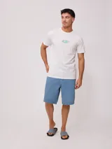 Bermuda de jean celeste con detalle de una línea vertical naranja en los laterales.