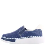 Zapatos slip-on de mujer con plataforma blanca y capellada azul con efecto desgastado o estampado moteado. Presentan elástico lateral para ajuste y costuras decorativas en contraste (blanco y azul) alrededor de la suela.