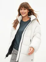 Campera puffer azul marino con cuello alto y cierre frontal.