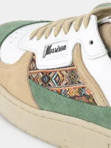 Zapatillas urbanas Morrison modelo Zeta, caña baja, con paneles de gamuza en tonos beige y verde, puntera blanca perforada y panel lateral con estampado geométrico multicolor.