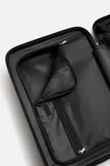 Maleta de cabina rígida color negro con diseño de líneas en relieve. Cuenta con cuatro ruedas giratorias, cierre TSA Lock con cremallera, compartimento principal con dos zonas y separador con cierre, forro en tejido técnico y asa telescópica.