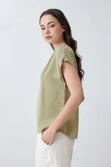 Blusa verde oliva de lyocell con cuello en V y mangas cortas.