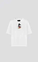 Remera blanca de algodón premium con cuello redondo y calce oversize. Presenta un estampado central de Mickey Mouse con patineta.