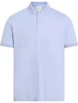 Chomba celeste de algodón orgánico con cuello clásico, tapeta de dos botones y logo de Calvin Klein bordado en la tapeta.