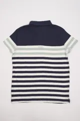 Polo a rayas horizontales azul marino, gris y blanco, con cuello clásico azul marino, tapeta de dos botones y logo bordado en el pecho.