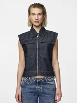 Chaleco de denim azul oscuro con cuello con solapas, cierre frontal con cremallera metálica y dos bolsillos de parche en el pecho.
