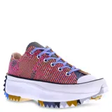 Championes Converse Run Star Hike de caña baja, con capellada de tela tejida multicolor a rayas horizontales, cordones lilas y suela de plataforma blanca con detalles dentados en colores.